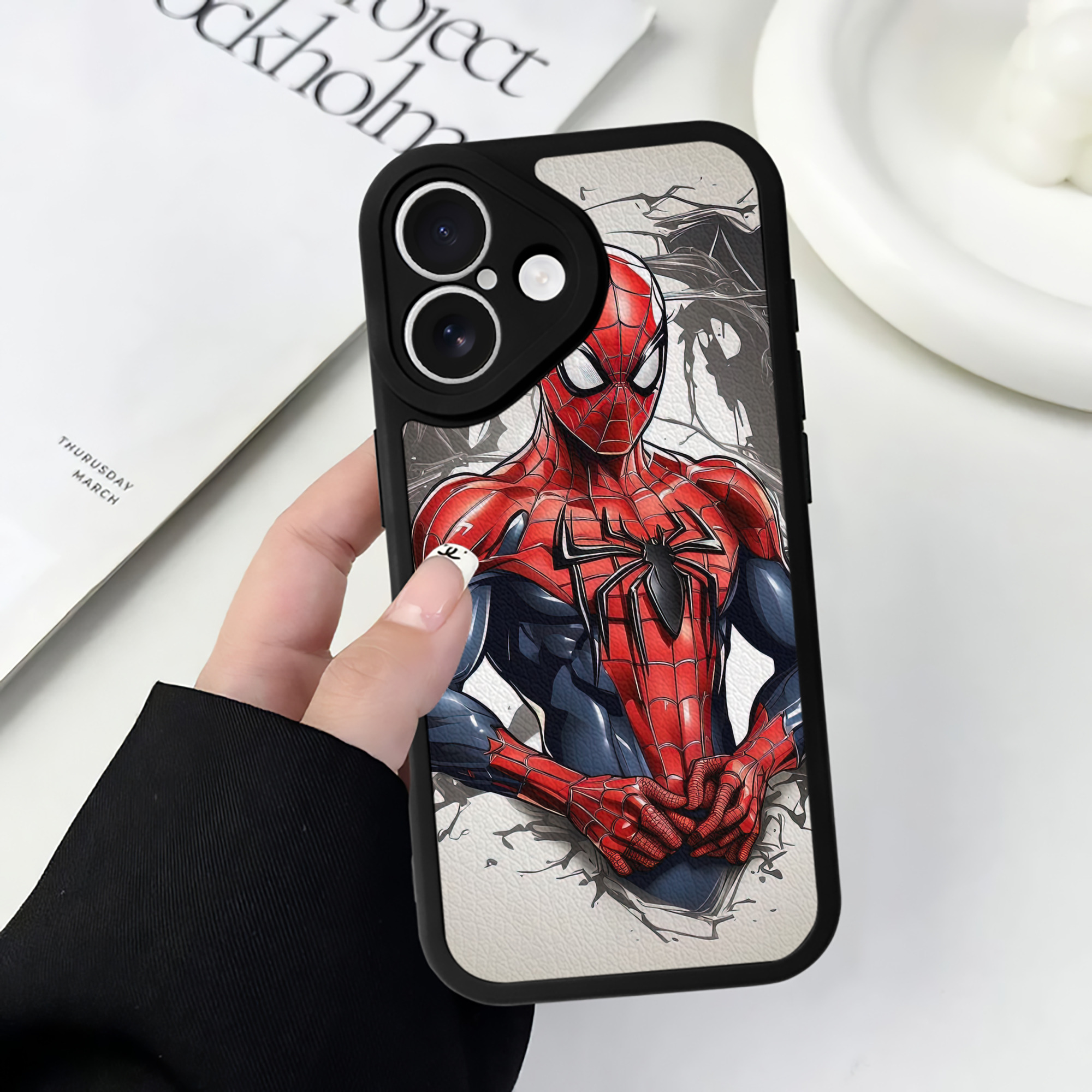（画像用） Spider Man スパイダーマン 【iPhone 16シリーズ対応】シリコンスマホケース（レザー調） 材質：シリコン